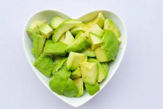 牛油果去皮切块。