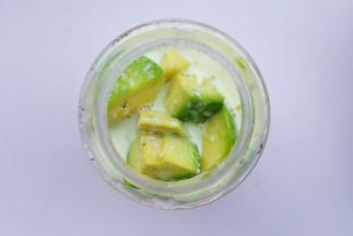 牛油果和牛奶一起放入料理机打成泥。