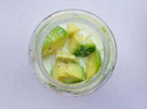 牛油果和牛奶一起放入料理机打成泥。