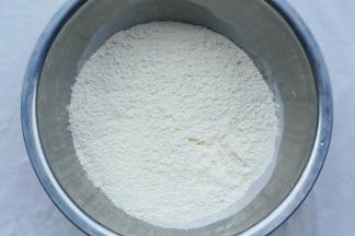 面粉放入大盆中。