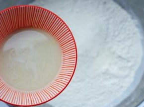 倒入酵母。