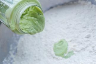 倒入牛油果泥。