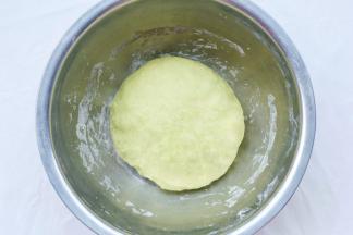 搅拌至不粘手，揉成光滑面团。