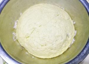 发酵至内部呈蜂窝状，大概2倍大的样子。