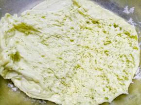 这样就可以了。面团发好以后，面板撒上干面粉，取出面团揉一下排出气体再进行二次发酵。