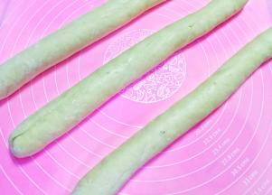 然后把面团搓成比手指粗一点的长条。