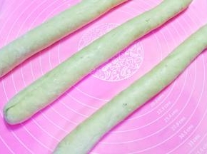 然后把面团搓成比手指粗一点的长条。