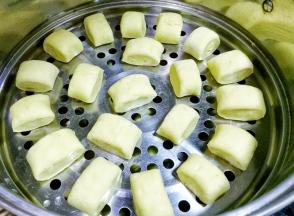 放入刷好油的蒸锅中，冷水上锅。