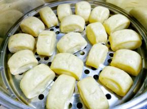 冷水上锅，水开后蒸15分钟。