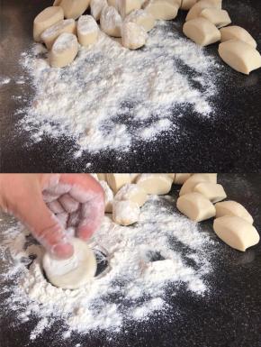 撒上干粉，按压成小面饼
