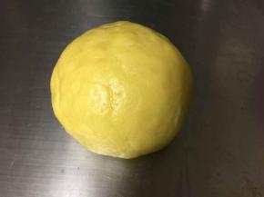 筛入低筋面粉翻拌至没有干粉。