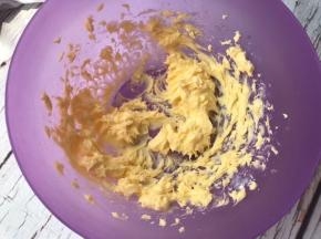 加入糖粉、细砂糖打发至黄油体积膨大、纹路清晰。