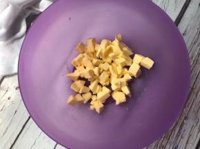 将黄油切小块提前软化至一按就出坑的程度。