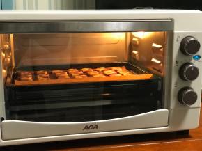 烤箱提前预热，上下火170度预热10分钟，然后放入烤箱中层，165度烤10分钟，155度烤5-8分钟。