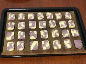 取出后切成厚度一致的饼干片，厚度大约0.5-0.8厘米。