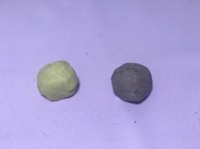 将饼干面团分成两份，一份加入黑醋栗粉揉进去。