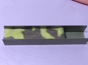 卷起来整理一下，放入U型饼干模具里整理成柱状放入冰箱冷冻30分钟左右。（模具内最好铺上油纸方便脱模）