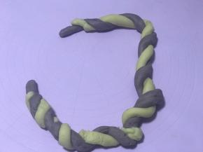 将两个面团分别搓成长条状，拧成麻花状。