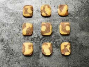 烤好后放入晾网晾凉。