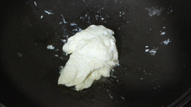锅里热油，放入咸蛋白炒好盛出
