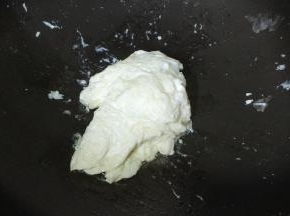 锅里热油，放入咸蛋白炒好盛出