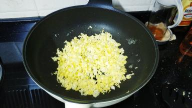 锅里倒入娃娃菜炒熟盛出备用
