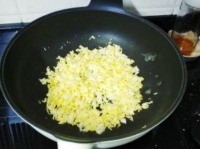 锅里倒入娃娃菜炒熟盛出备用
