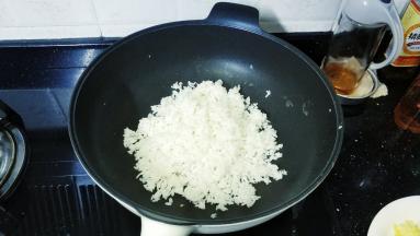 锅里热油倒入剩米饭