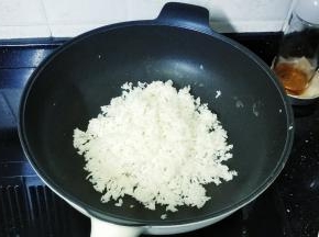 锅里热油倒入剩米饭