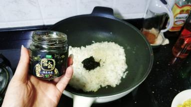 放入三勺太太乐梅菜肉酱
