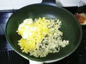 倒入咸蛋黄和娃娃菜炒均匀
