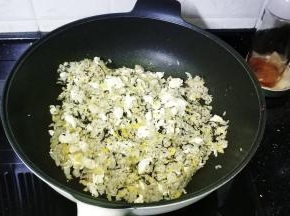 饭粒炒至在锅边跳起即可
