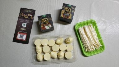 日本豆腐在包装袋从中间对半切开，再一手挤出豆腐切成均匀段，金针菇洗干净