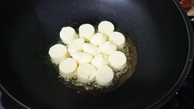 锅里热油，放入日本豆腐煎至两边焦黄，盛出备用