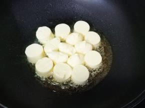 锅里热油，放入日本豆腐煎至两边焦黄，盛出备用