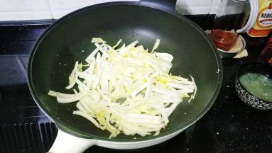 倒入娃娃菜炒均匀