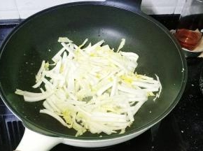 倒入娃娃菜炒均匀