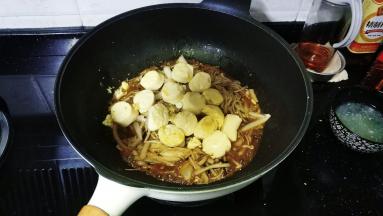 倒入煎制好的日本豆腐