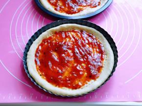 挤入意式披萨酱，涂抹均匀。