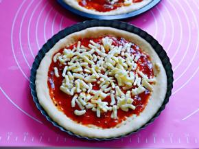 撒上一层马苏里拉芝士。