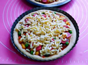 再撒上一层马苏里拉芝士。