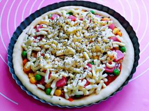 这样就ok了！可以开始烤啦！两个披萨依次做完。