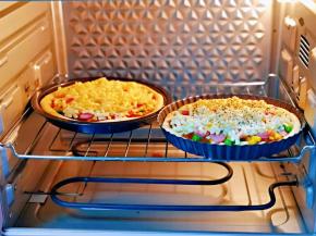 将披萨盘入烤箱中层。