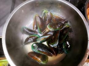 青口焯水取肉备用