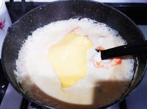 放入两片芝士片，观察浓稠度、如果稀了可勾芡。