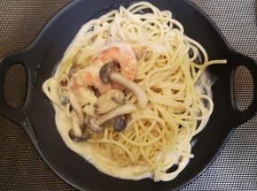 将酱汁加到意粉上，完成！