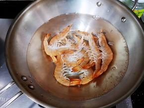 虾焯水捞出扒壳备用