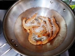 虾焯水捞出扒壳备用