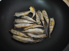 把鱼翻面，把另外一边也煎至金黄色。记得不要开大火哦，不然很容易焦。