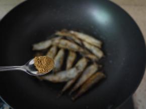 出锅前加入孜然粉和辣椒面，孜然和辣椒面撒在鱼的表面即可。如果不喜欢孜然可以加椒盐粉、胡椒粉等等，可以按自己口味加。